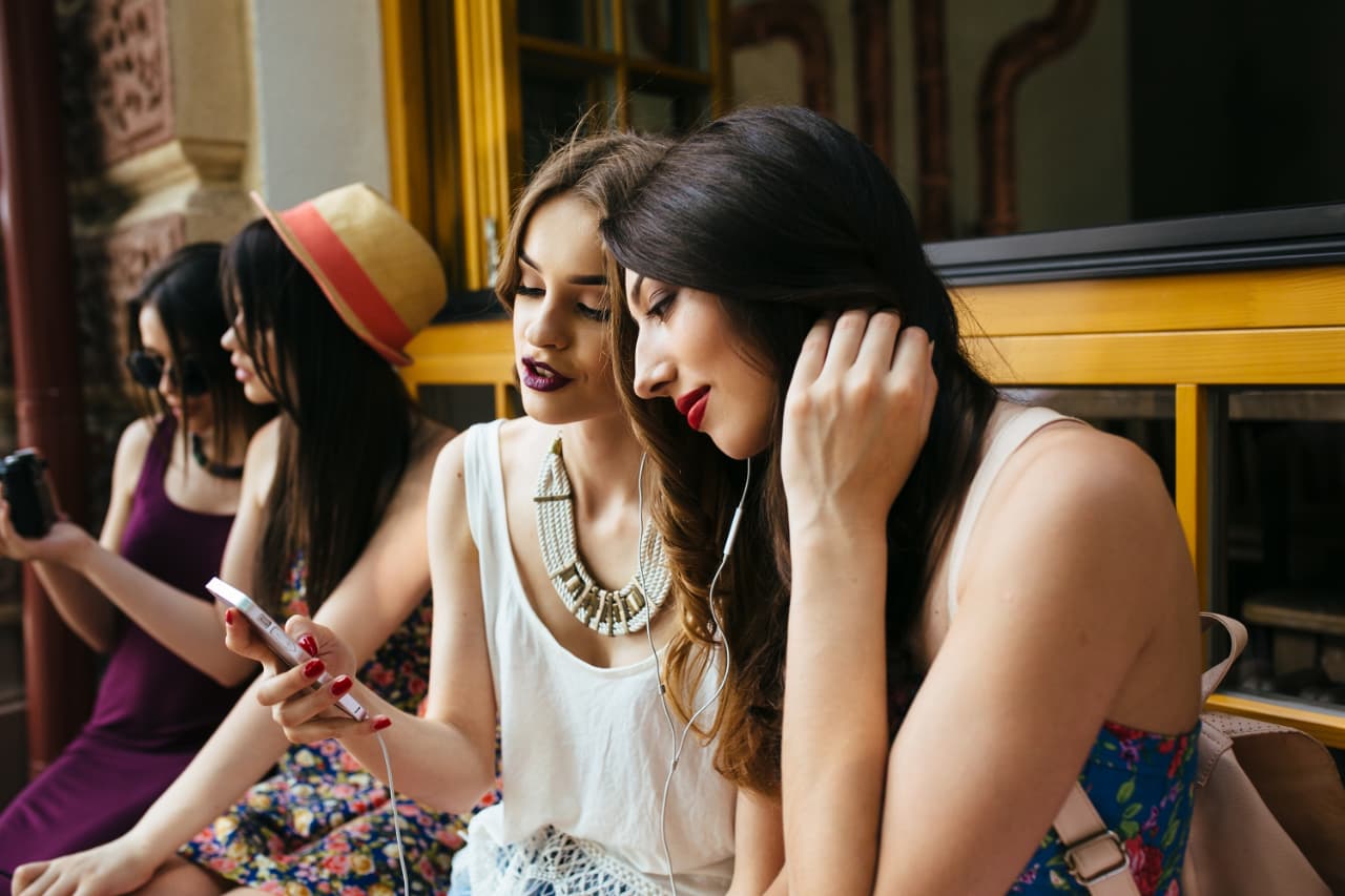 HAIRSTYLES & JEWELLERY ACCORDING TO DIFFERENT TYPE OF NECKLINES